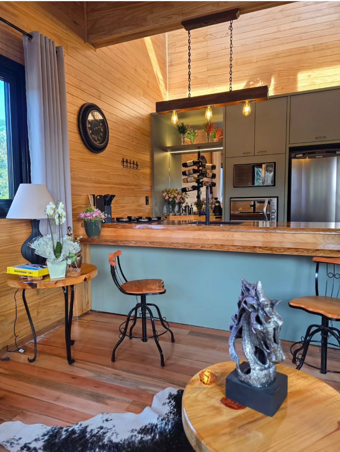 Interior aconchegante da cabana